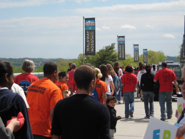 The crowd leaves the Highland side of the Walkway, headed towards Poughkeepsie.